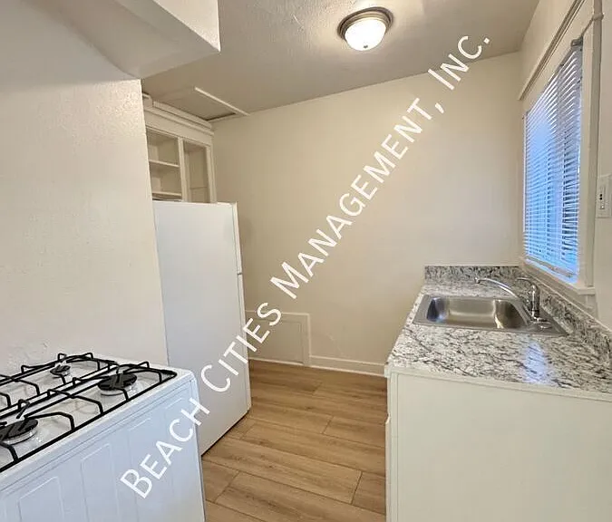 1066 E 7th St #10 — Photo 4