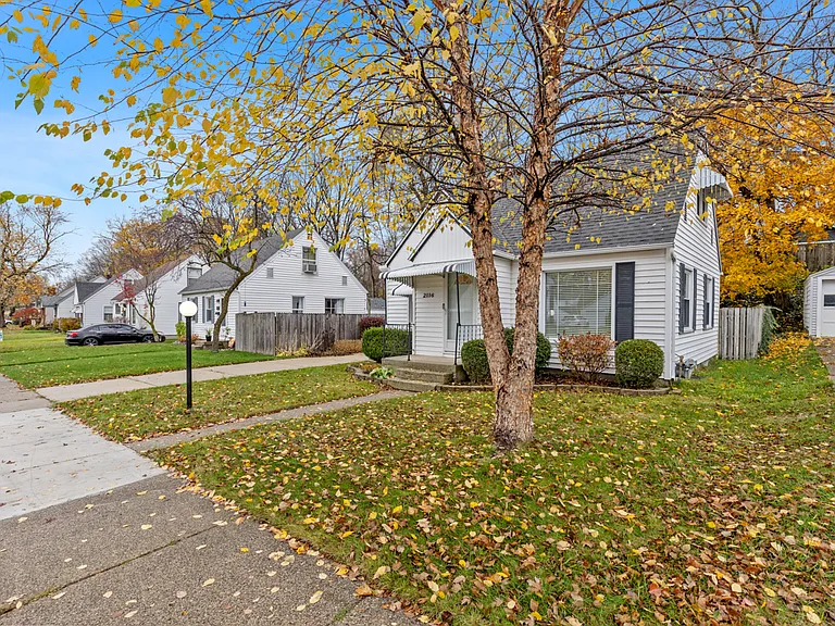 2116 Riverside Dr NE — Photo 2