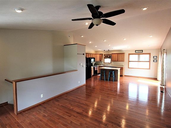 3rd image of 13418 Jamestown St