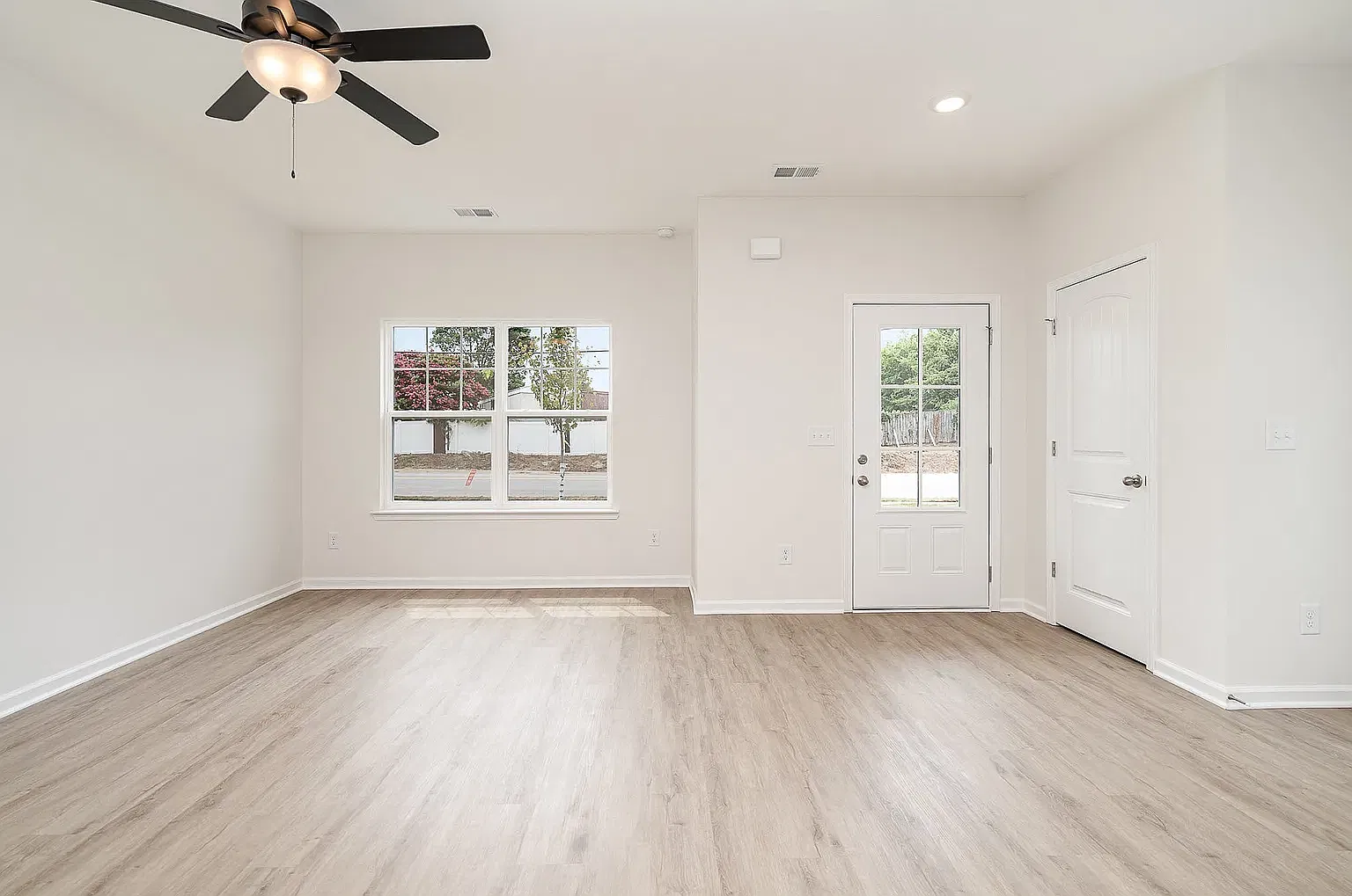 4 bed, 2.5 bath, 1624 sqft, $2,200 — Photo 3