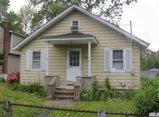 29 Juniper Rd, Rocky Point, NY 11778