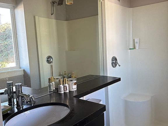 Bathroom with large Shower with 2 heads