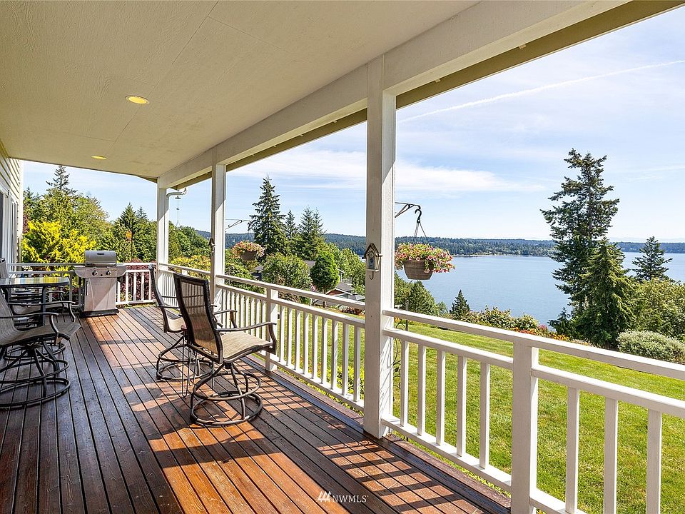 Beautifully maintained covered deck with gorgeous views!