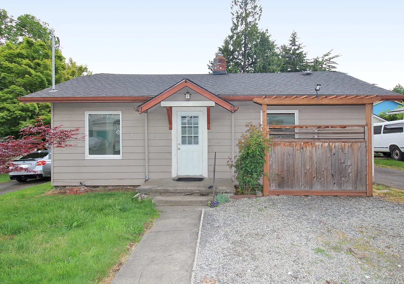 Freshly Updated 2 Bedroom Parkrose Bungalow — Photo 2