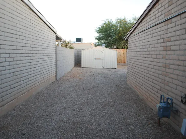 6988 N Village View Dr, Tucson, AZ 85741