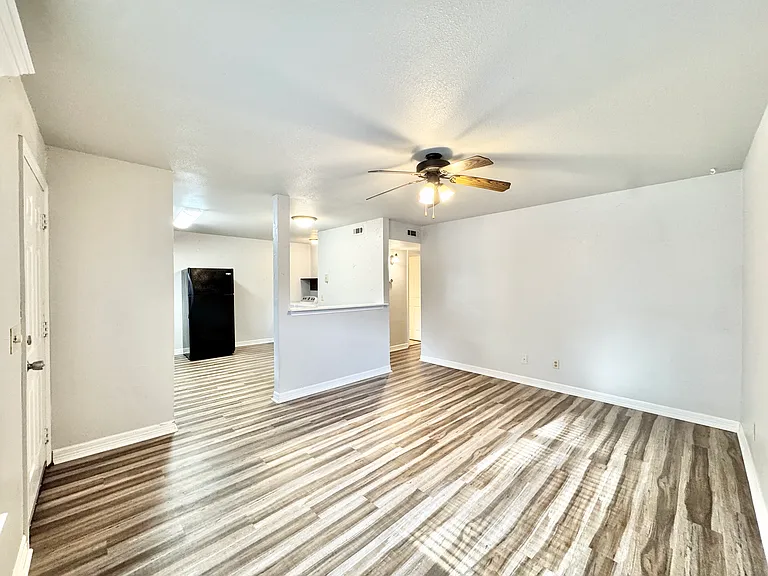 884 W Holly St #12 — Photo 8