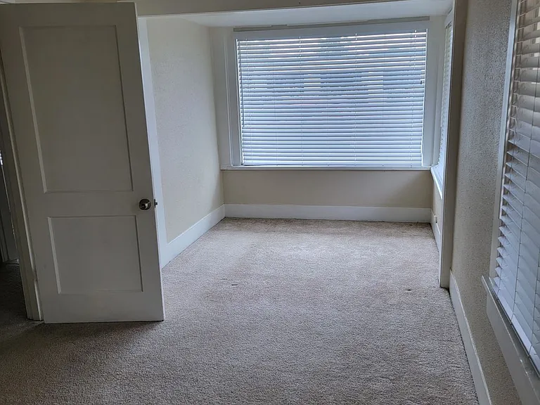 890 SE Ireland St — Photo 2