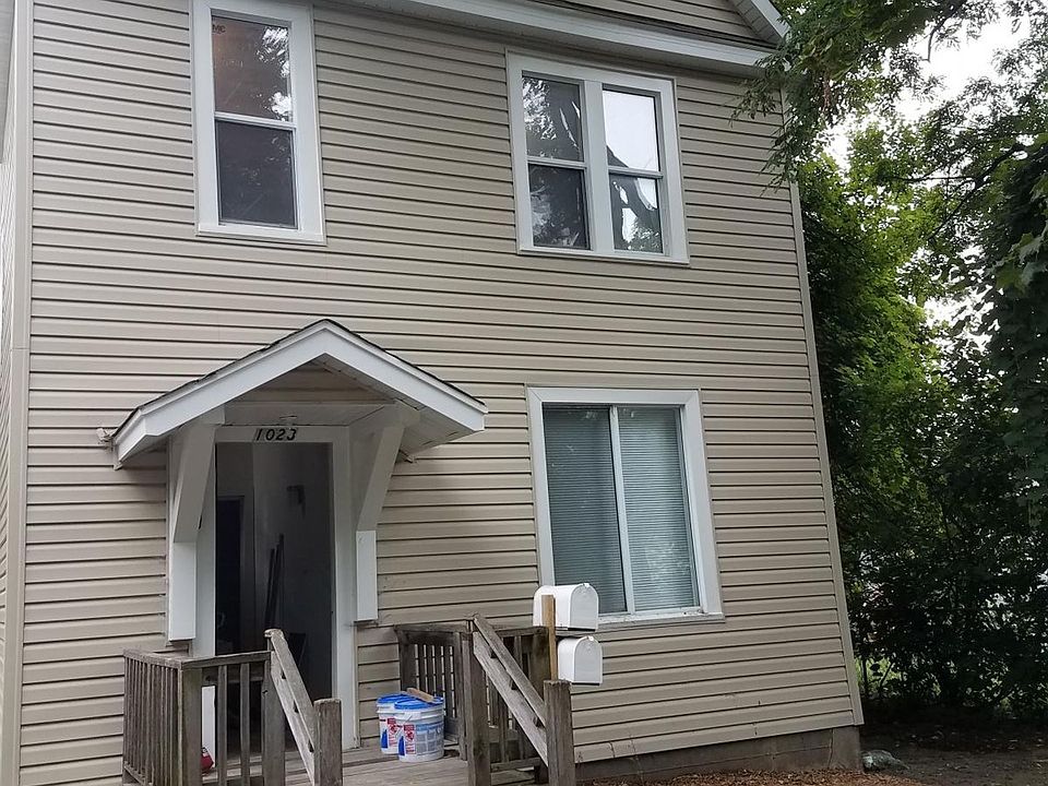 1st image of 1028 28th Ave NE #2