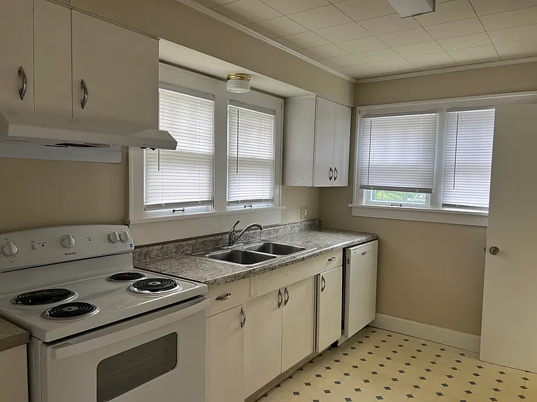 918 Robinson St — Photo 6