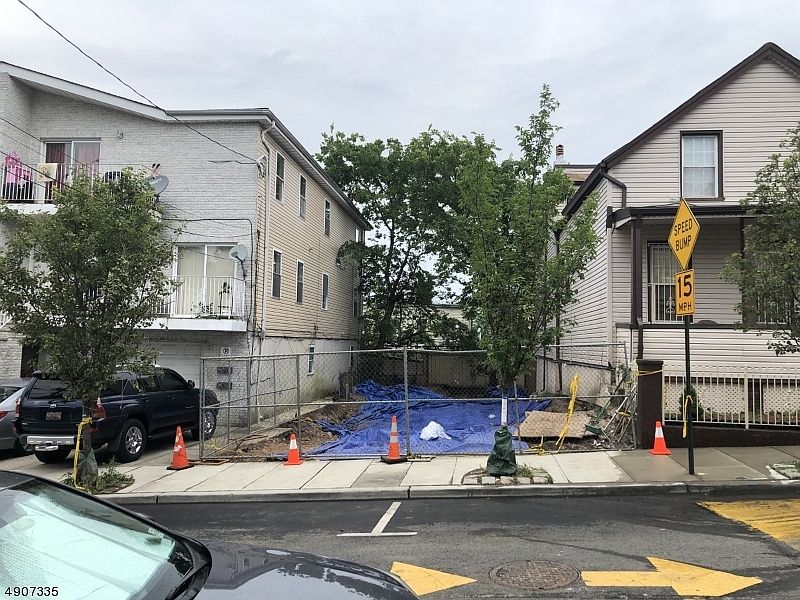2nd image of 628 36th St