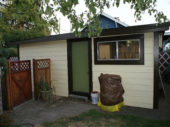 3rd image of 806 Crawford St