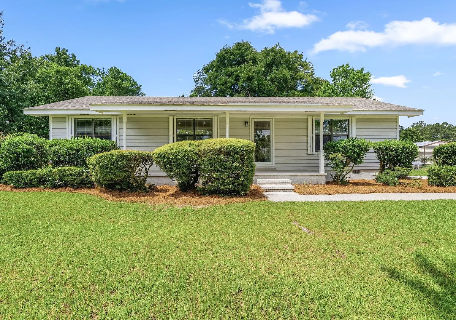 Beautifully Renovated 3-Bedroom Home with Fenced Backyard in Rincon — Photo 1