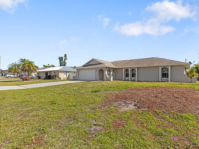 2215 SW 12th Pl — Photo 2