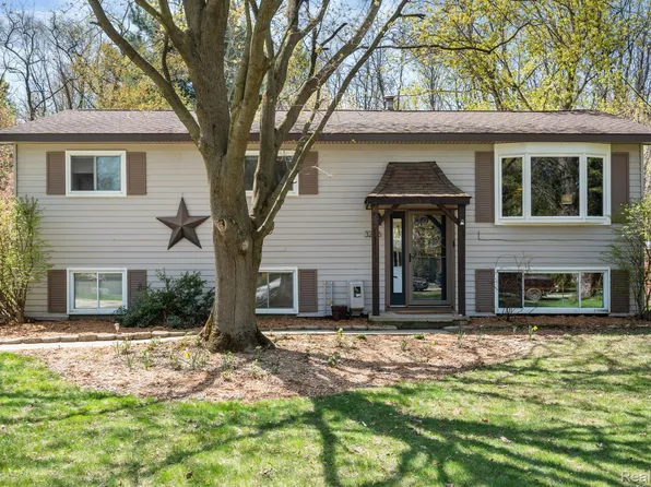 3286 Spring Meadow Dr, Rochester, MI 48306