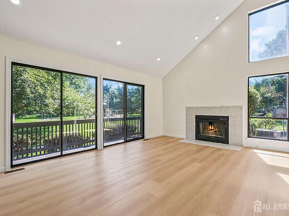 5th image of 102 Kingsberry Dr