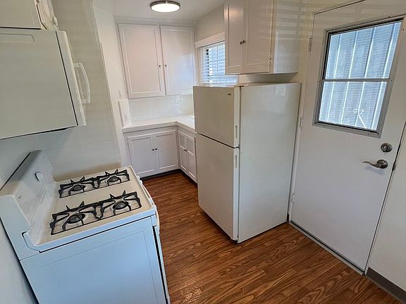 4th image of 2876 Meade Ave #2884