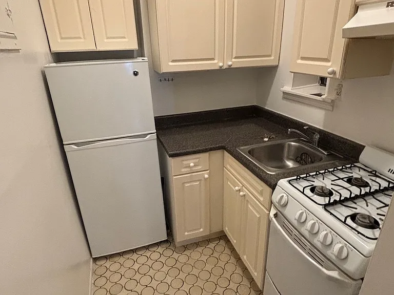 325 E 92nd St #2C — Photo 8