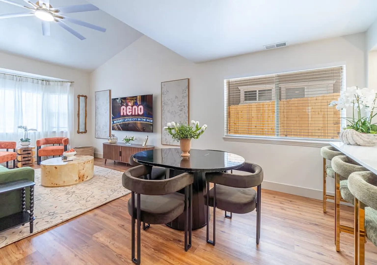 The Deco Retreat - UNR - Pet Friendly — Photo 4
