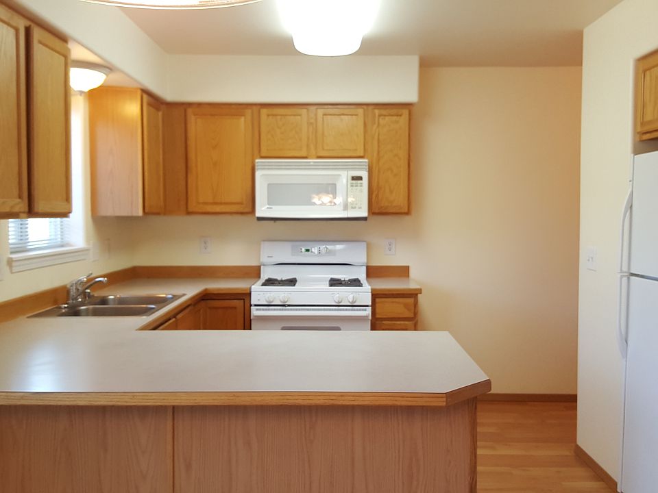 Well equipped kitchen with gas range and tons of counter spa