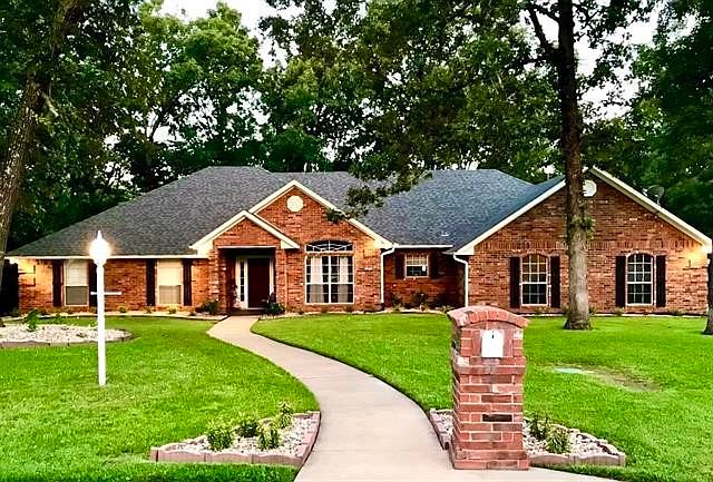 1st image of 207 Wooded Hills Dr