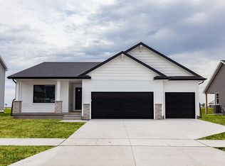 711 NE Doe Pointe Dr, Ankeny, IA 50021