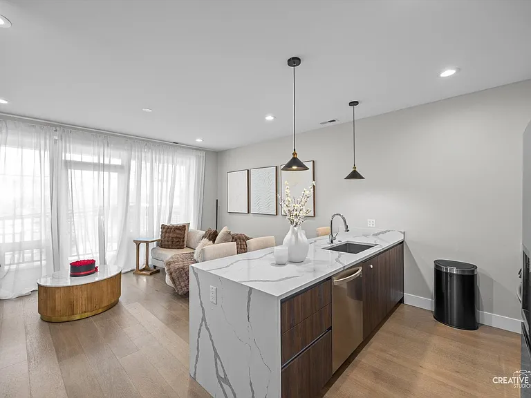 2342 W Adams St #202 — Photo 2
