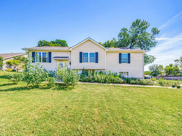 1229 Forest Park Ln, Junction City, KS 66441