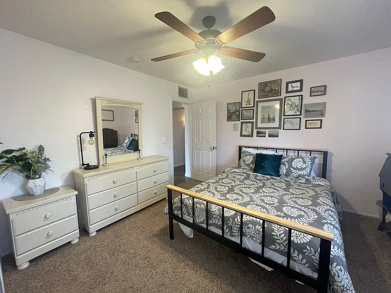 2046 Piccadilly Ln — Photo 5