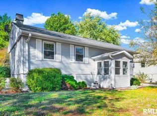1905 Memorial Dr, Pekin, IL 61554