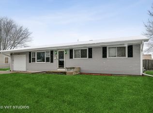 822 Royal Ln, Dundee, IL 60118