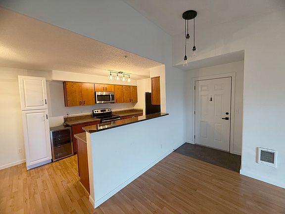 2nd image of 10664 NE Holly St #304