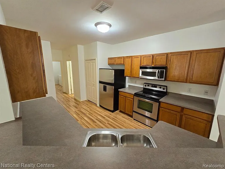 4058 Radcliff Dr — Photo 8