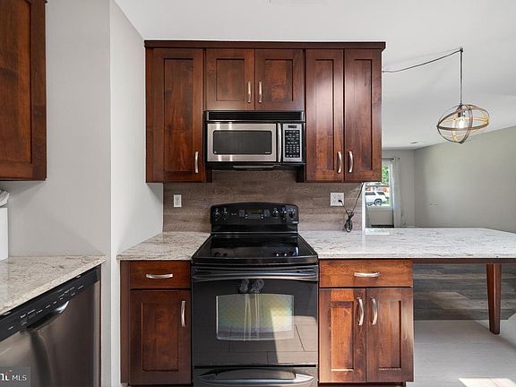4th image of 1023 S Hoga Rd