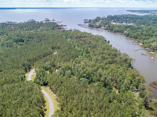 28 Madison Avenue, Oriental, NC 28571