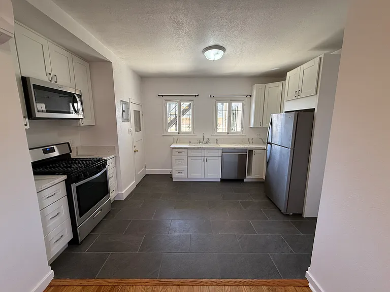 Full sized eat-in kitchen