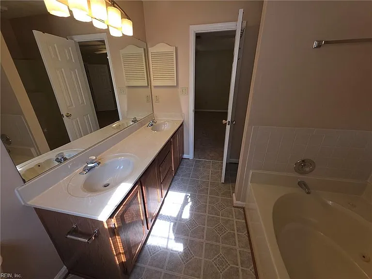 1460 Berkshire Dr — Photo 20