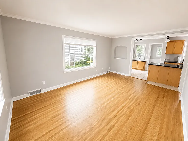 1414 Center St W — Photo 2