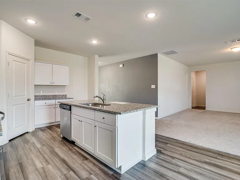 731 Yorkshire Dr — Photo 17