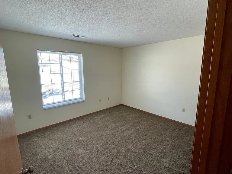 910-912 Fox Creek Dr — Photo 16