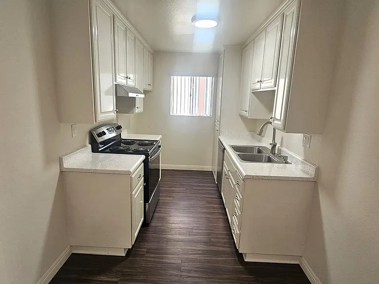 Villa Versailles Apartments — Photo 9