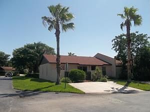 1st image of 2 Knightsbridge Ln