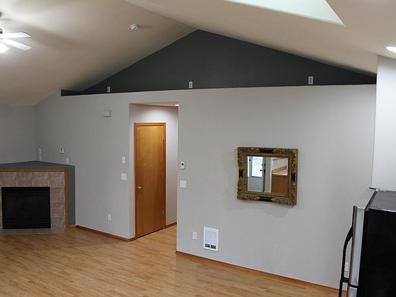 5th image of 858 Willow Pl