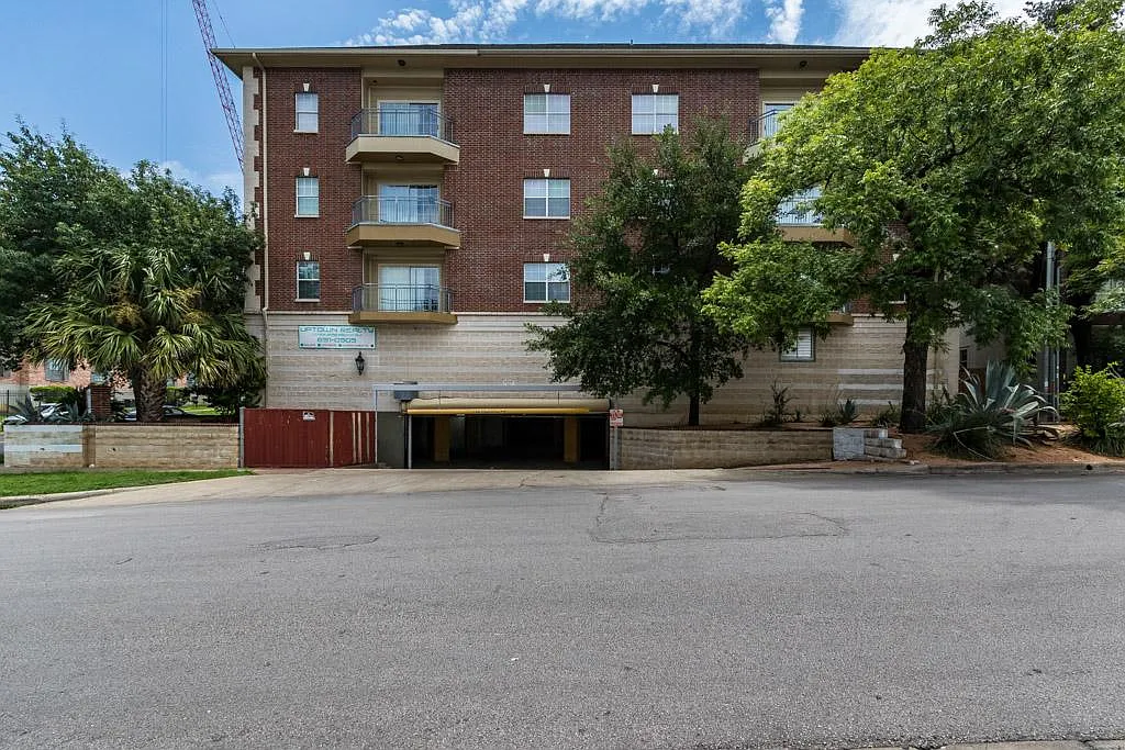 3 bed, 1340 sqft, $1,900 — Photo 2