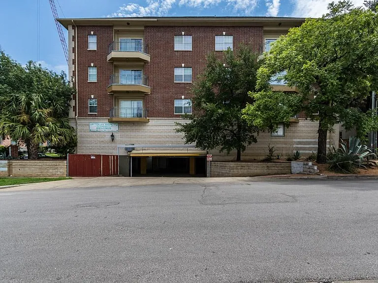 1023 W 24th St #901 — Photo 2