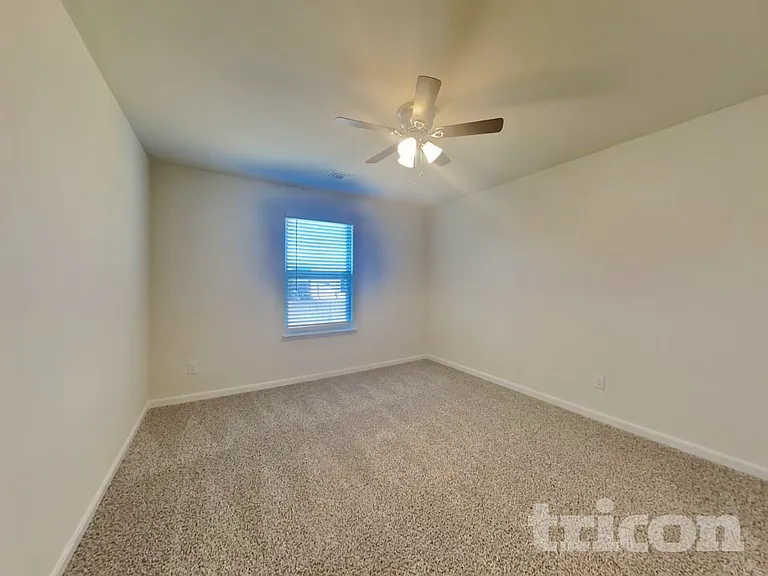 1933 Belmont Ln — Photo 10