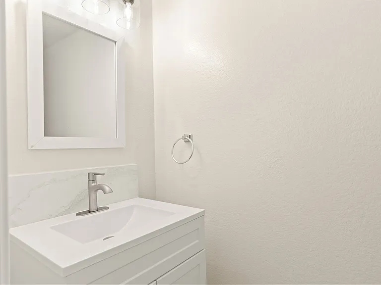 4910 Lowry Rd — Photo 17