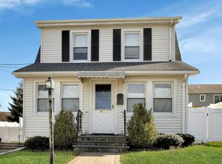 31 Riggs Pl, Locust Valley, NY 11560