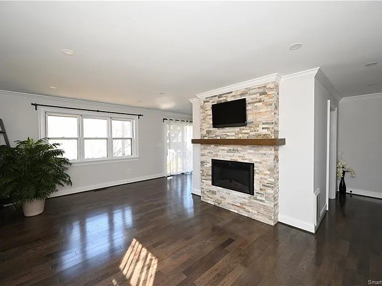 31 Carriage Dr #31 — Photo 4