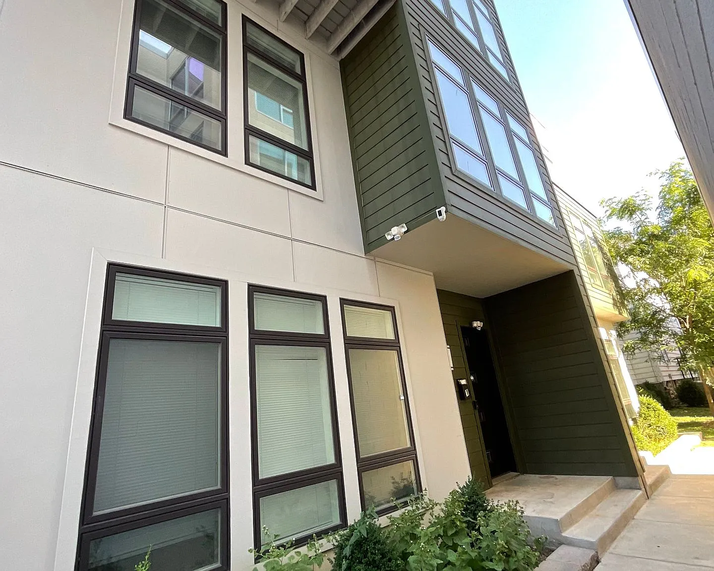 422 East 6th Street — Photo 2