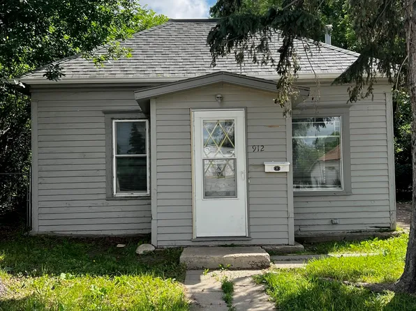 912 Valley St, Minot, ND 58701